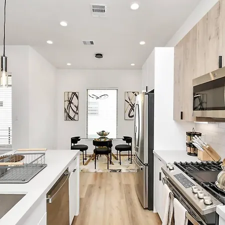 Chateau De Amour- Exquisite Townhouse - Med Center, Downtown Htx Houston Exterior photo