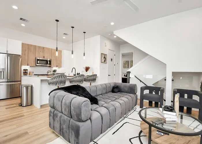 Chateau De Amour- Exquisite Townhouse - Med Center, Downtown Htx
