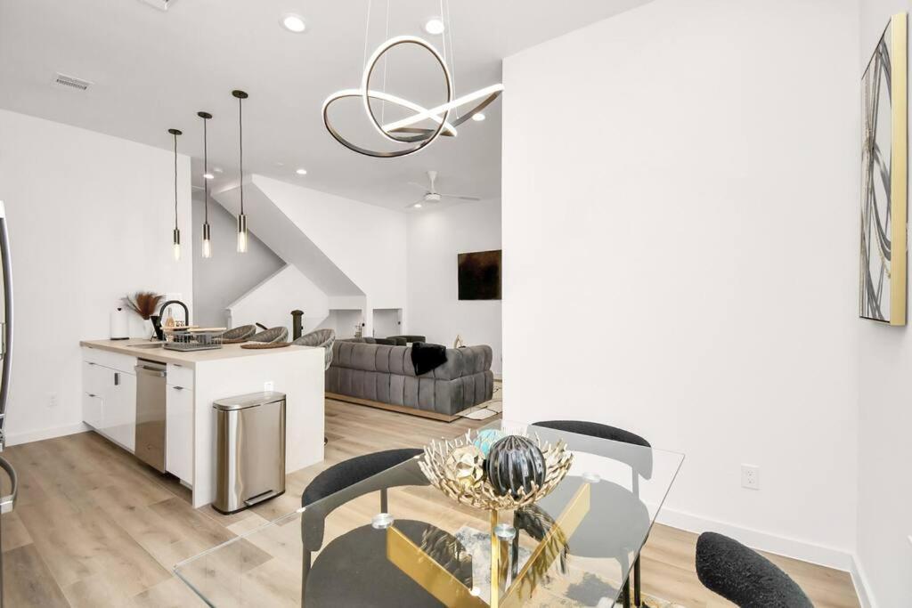 Casa de Férias Chateau De Amour- Exquisite Townhouse - Med Center, Downtown Htx Houston