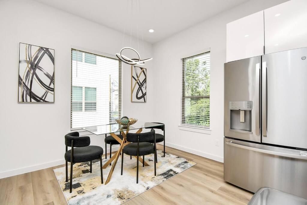 Chateau De Amour- Exquisite Townhouse - Med Center, Downtown Htx Houston