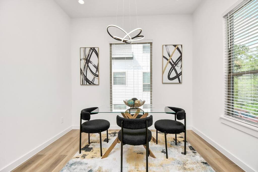 Casa de Férias Chateau De Amour- Exquisite Townhouse - Med Center, Downtown Htx Houston