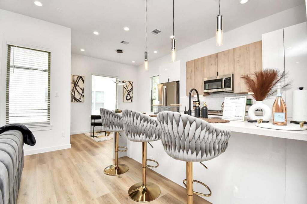 Chateau De Amour- Exquisite Townhouse - Med Center, Downtown Htx * Houston