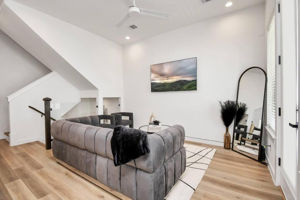 Chateau De Amour- Exquisite Townhouse - Med Center, Downtown Htx Houston
