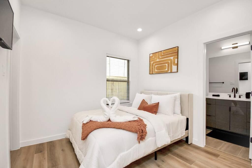 Chateau De Amour- Exquisite Townhouse - Med Center, Downtown Htx Houston