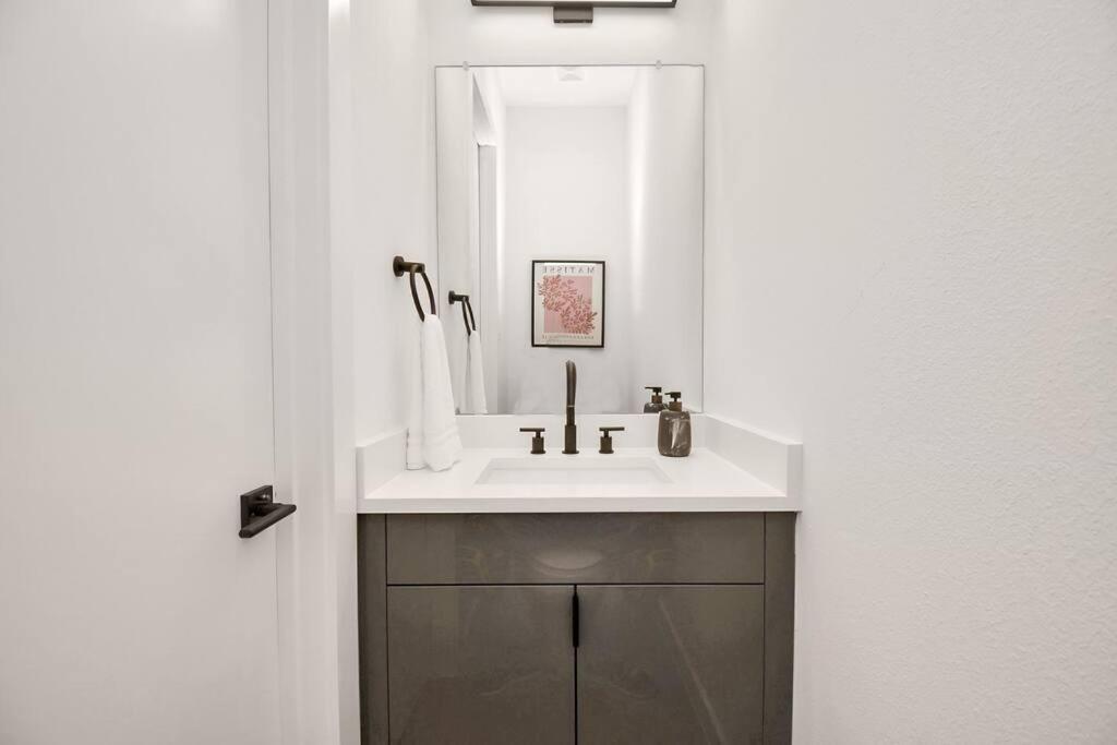 Casa de Férias Chateau De Amour- Exquisite Townhouse - Med Center, Downtown Htx