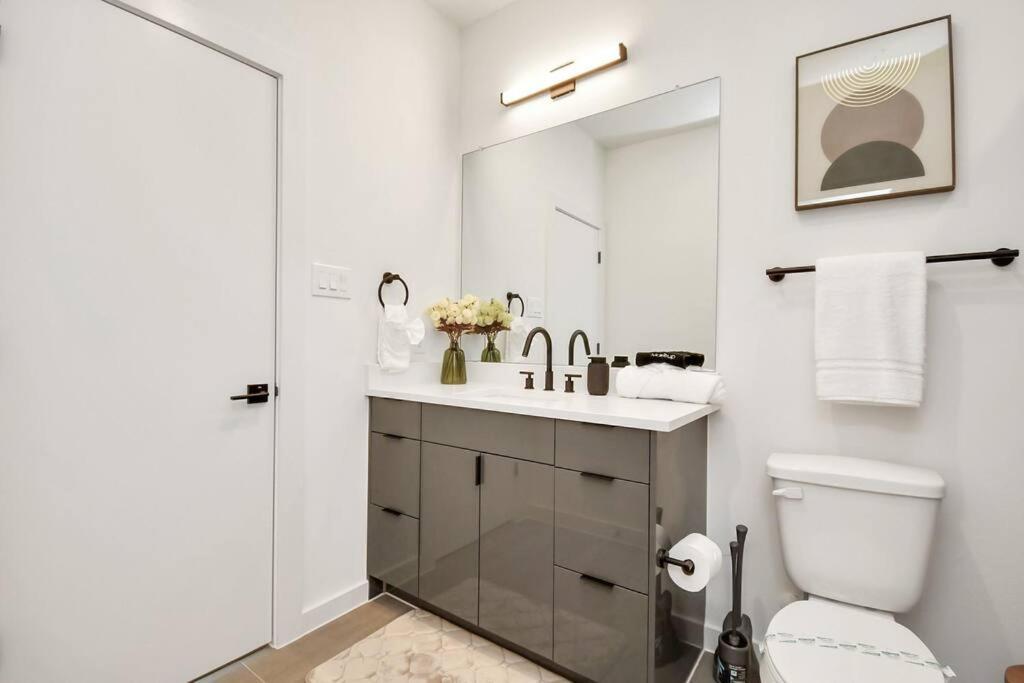 Casa de Férias Chateau De Amour- Exquisite Townhouse - Med Center, Downtown Htx Houston