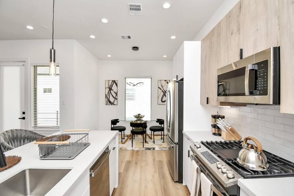 Chateau De Amour- Exquisite Townhouse - Med Center, Downtown Htx *