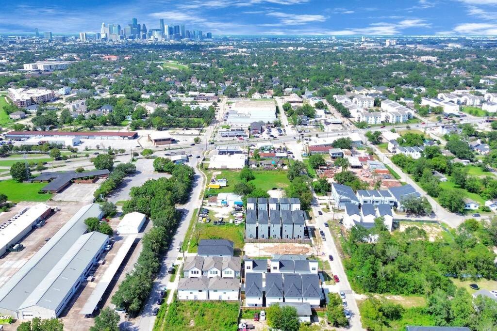 Casa de Férias Chateau De Amour- Exquisite Townhouse - Med Center, Downtown Htx Houston